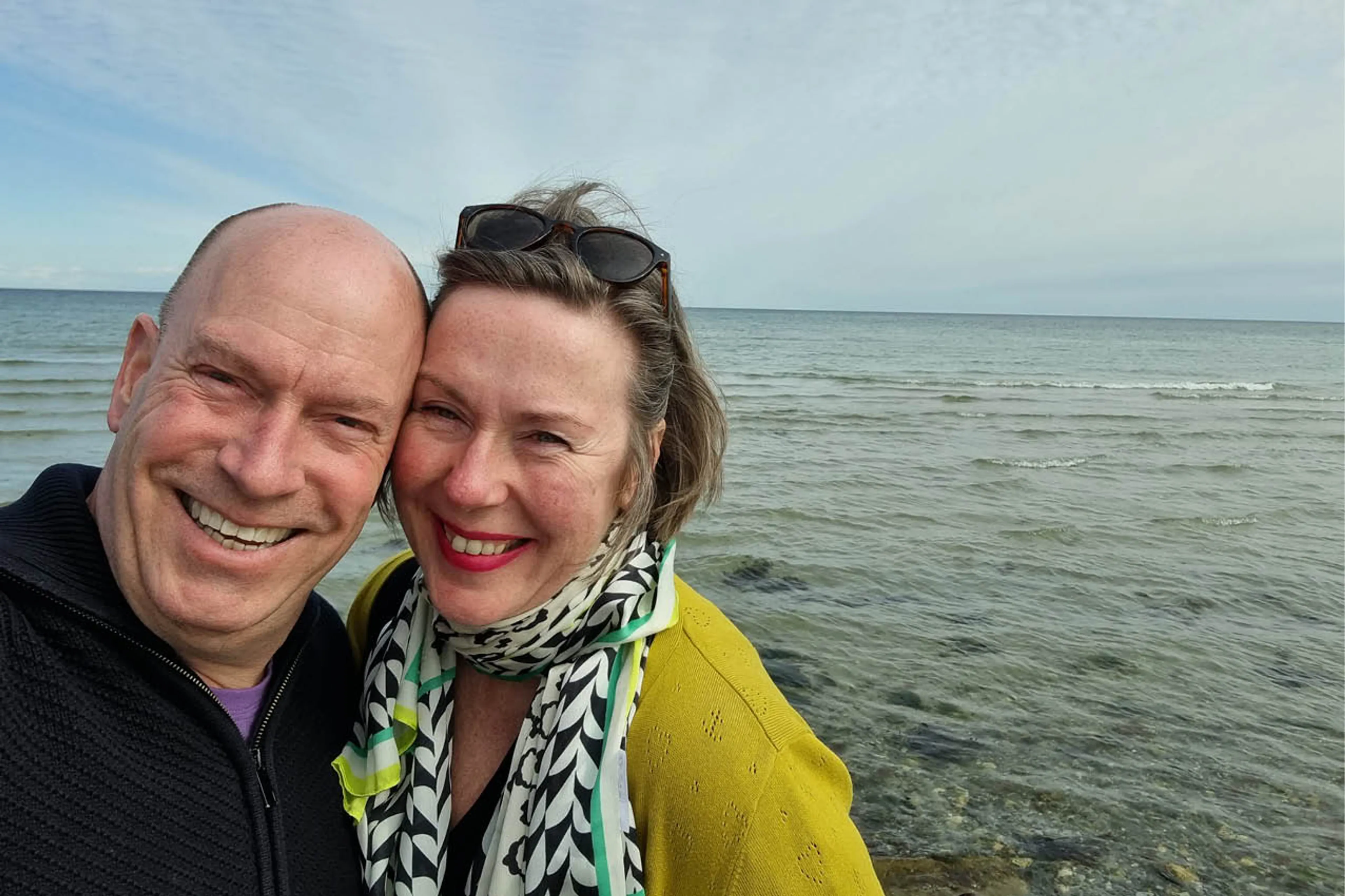 Op de selfie staan Marjan en Wilbert, met als achtergrond de zee.